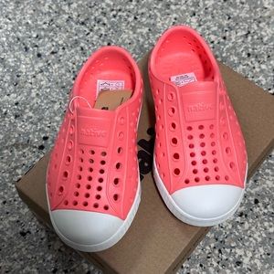 NWT native shoes girls coral color - 6c
